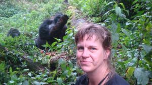 SafariScout.com erschöpft im Anblick des Silverbacks der Gorilla Familie im Bwindi Wald von Uganda