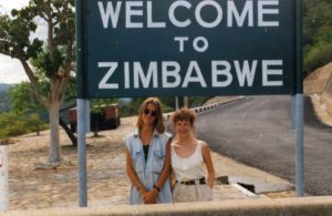 Meine Mama und ich an den Viktoriafällen in Simbabwe 1995